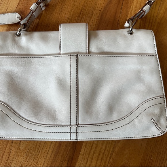 Elegant White Leather Coach Hobo Bag - Picture 6 of 12